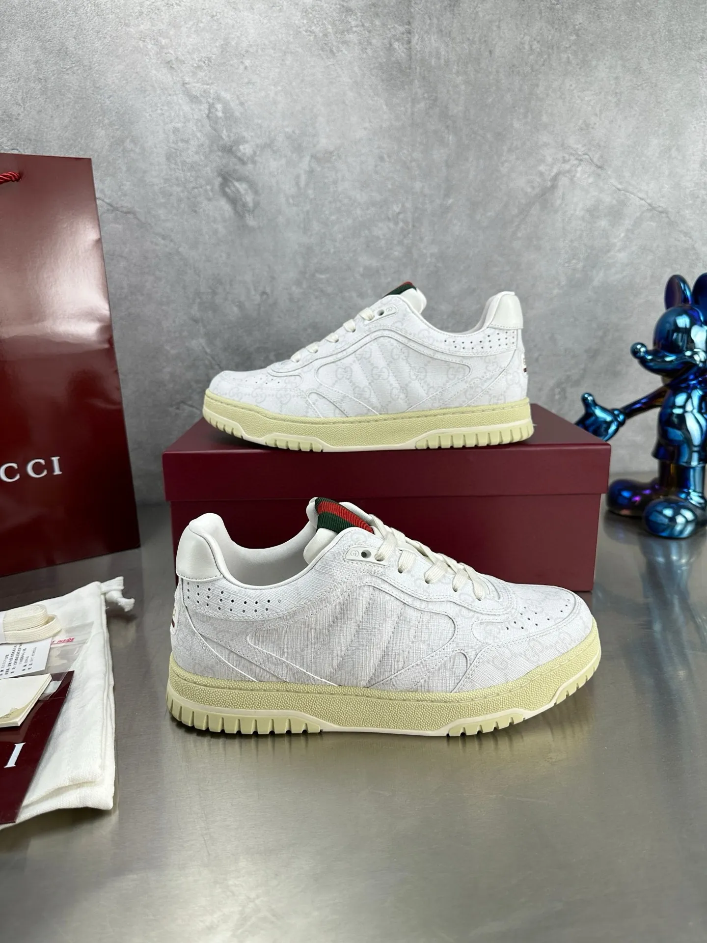 Factory price: 640💰The top version of Gucci Gucci's latest hot-selling couple's sneaker series is shipped. The original version is purchased, developed and manufactured. This high-low top sneaker adopts a basketball-style silhouette design, cleverly incorporating hollow panels and distressed effects, showing its unique ingenuity. The ingenuity incorporates brand logo details such as interlocking Double G styling accessories and Gucci lettering, a low-key tribute to the brand's design heritage. Exquisite packaging at the delivery counter 🛍📦 ▪️ Fabric: Original customized imported first-layer cowhide ▪️ Inner lining: Imported first-layer cowhide ▪️ Sole: Original molded TPU sole ▪️ Sole thickness: 3cm ▪️ Size: Women's 35-41 Men's 38-45 (Female 41, Men 38 45 customized) ▪️ p